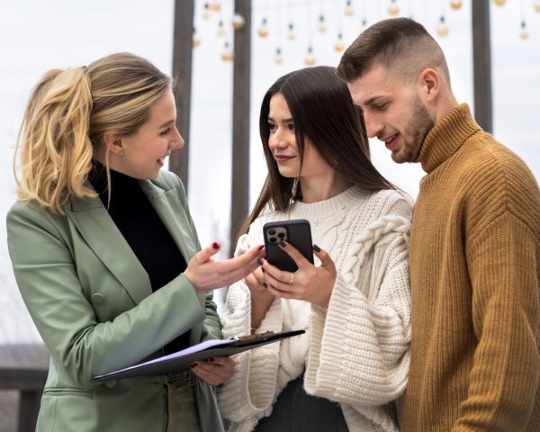 female-wedding-planner-working-with-couple